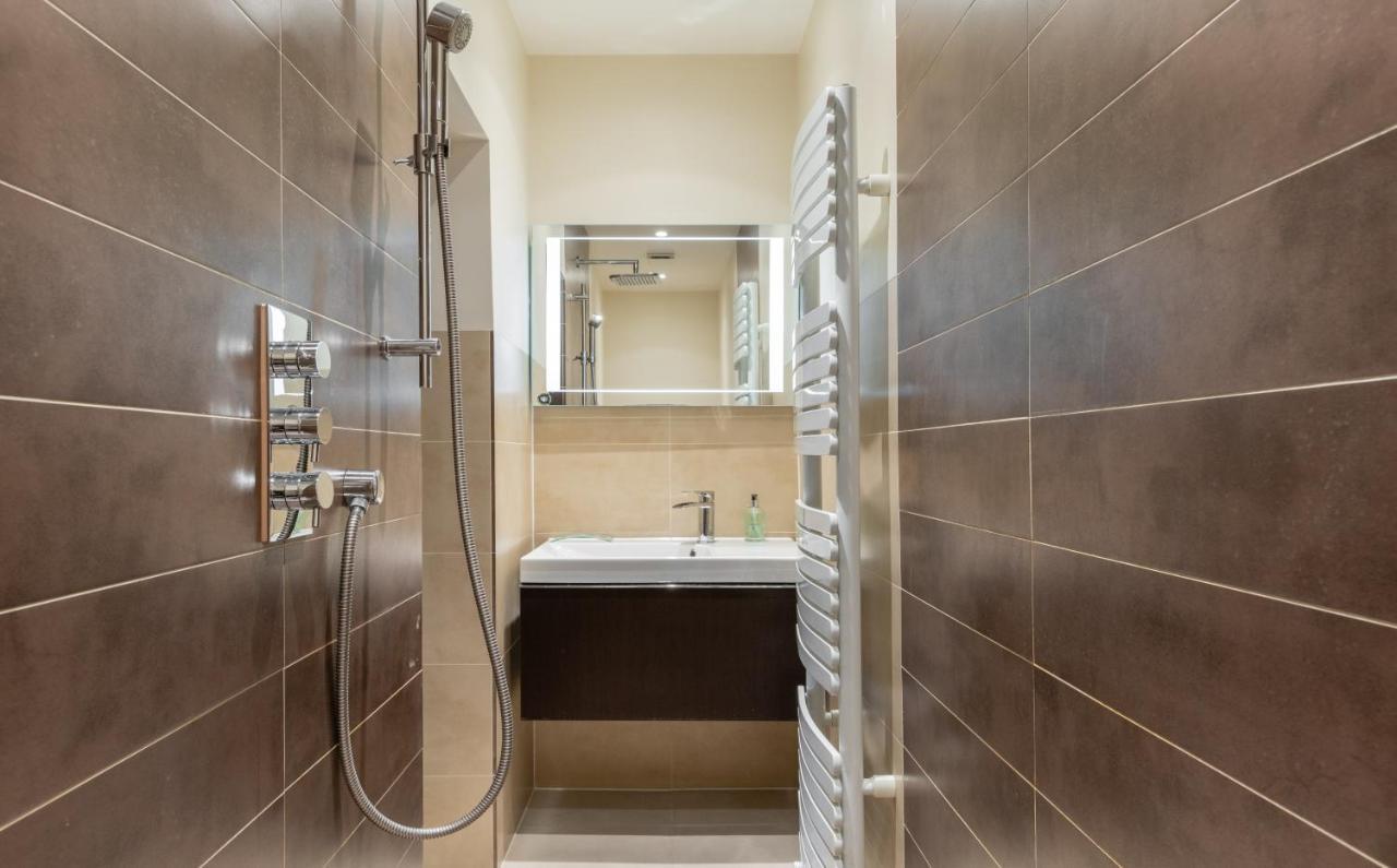 The Chelsea Arms - Bright 3Bdr With Garden & Private Parking Appartamento Londra Esterno foto