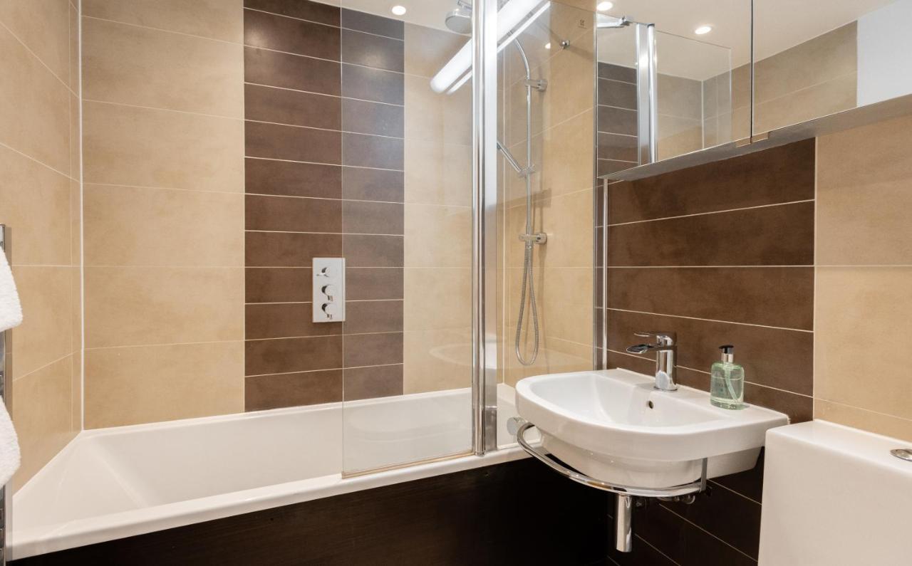 The Chelsea Arms - Bright 3Bdr With Garden & Private Parking Appartamento Londra Esterno foto